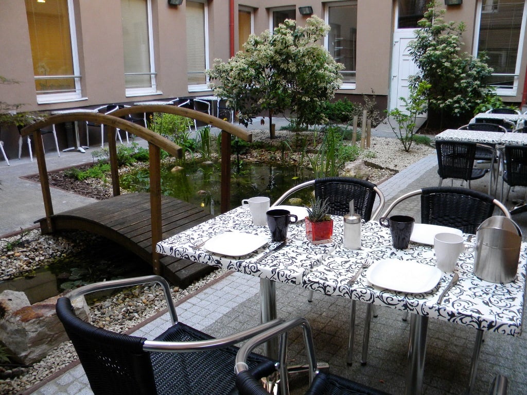 Six Inn Hotel