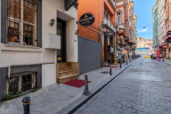 La Pazza Suites-1