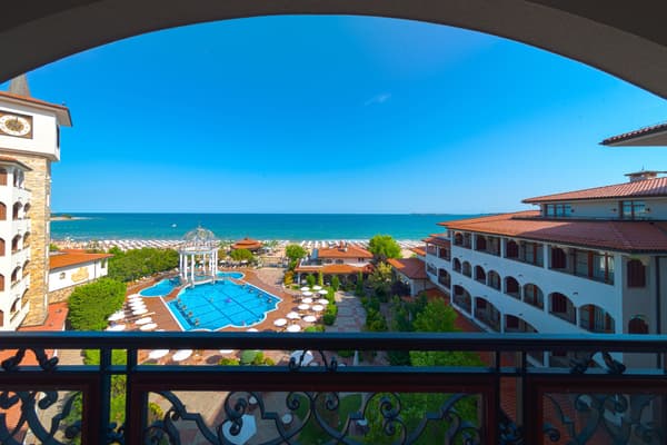 Royal Palace Helena Sands-1