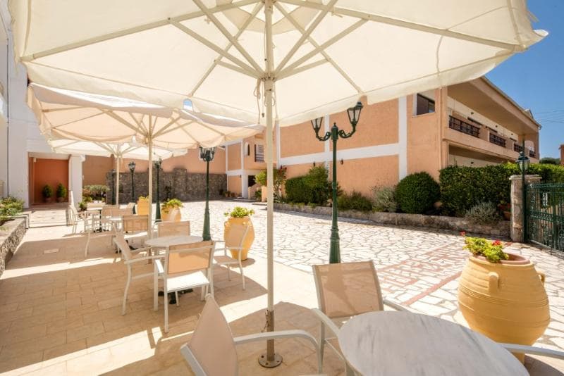 Hotel Rossis Beach