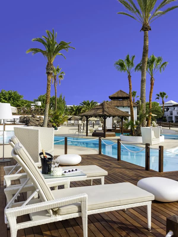 H10 White Suites-1