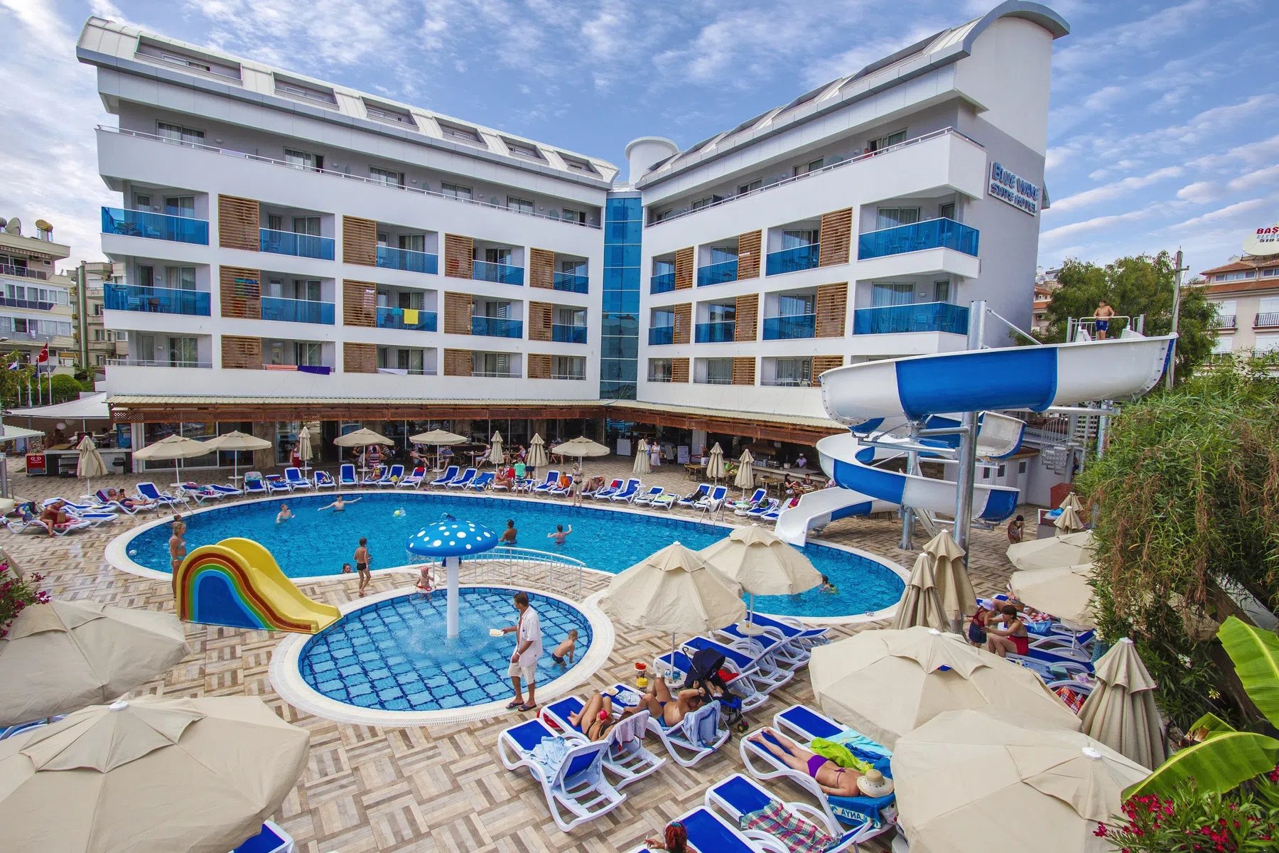 Blue Wave Suite Hotel