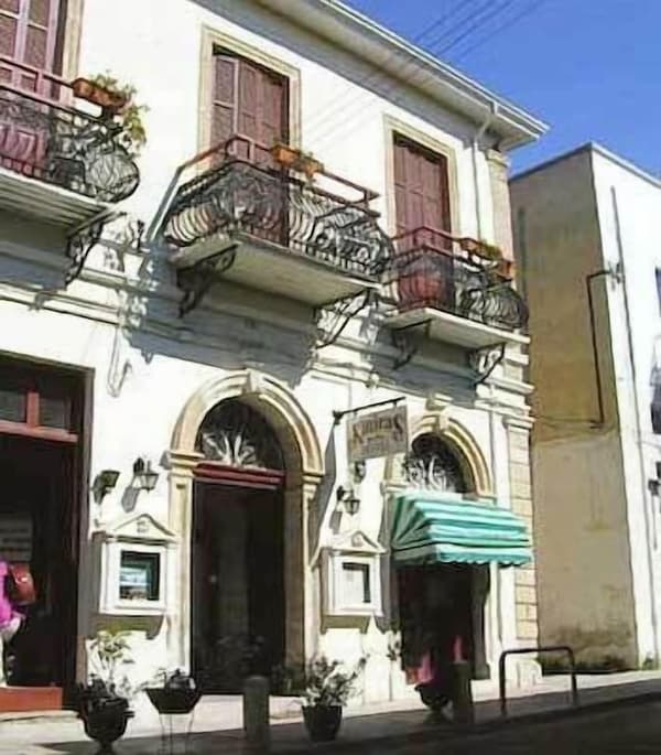 Kiniras Traditional Hotel & Restaurant-1