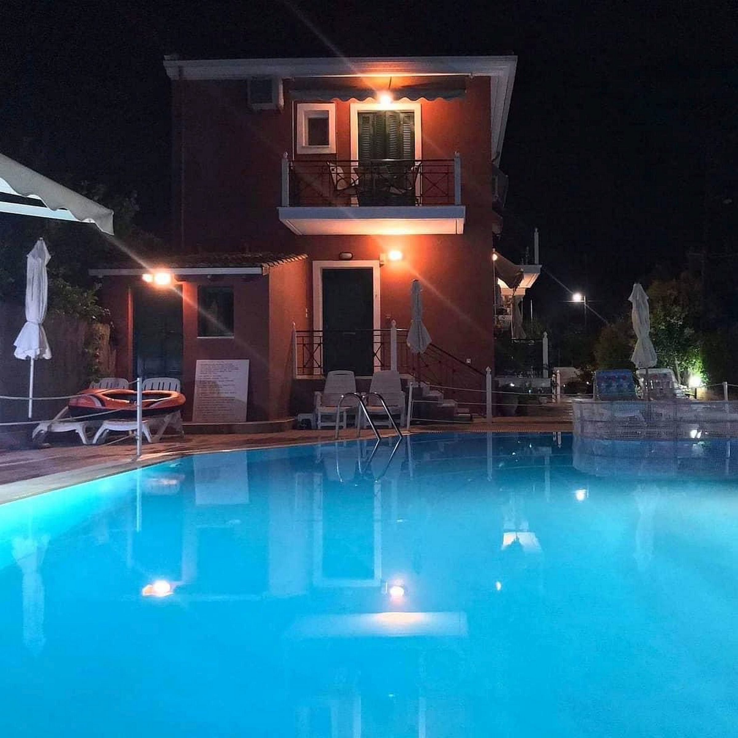 Stella Apartments, Geni