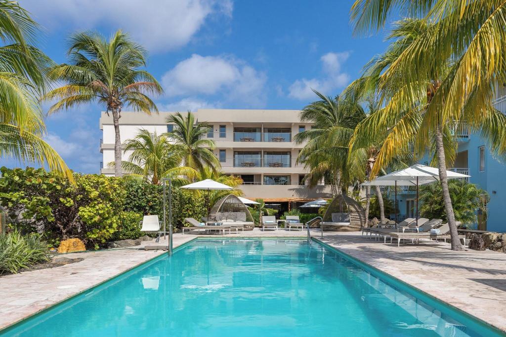 Dolphin Suites Hotel, Mambo Beach